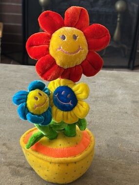 Vintage Plush Flowers Smiling Flexible in the Blue Pot 1999 DGE Carousel Toy B-2